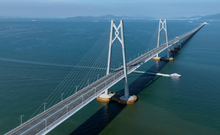 横跨伶仃洋的港珠澳大桥