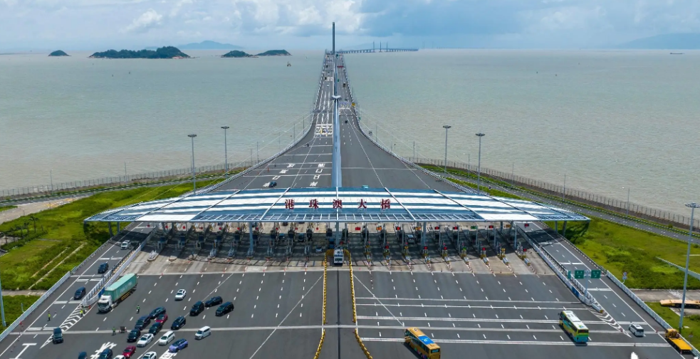 港珠澳大桥口岸开通后，成为中港车牌通行的重要新选择