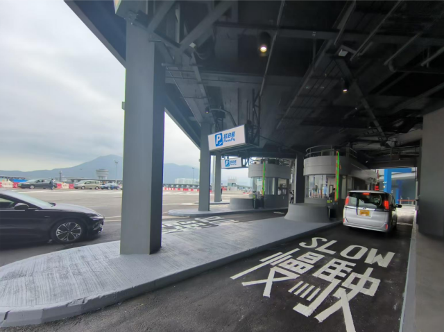 车辆在综合检查亭进行资料检查。摄/伍超贤