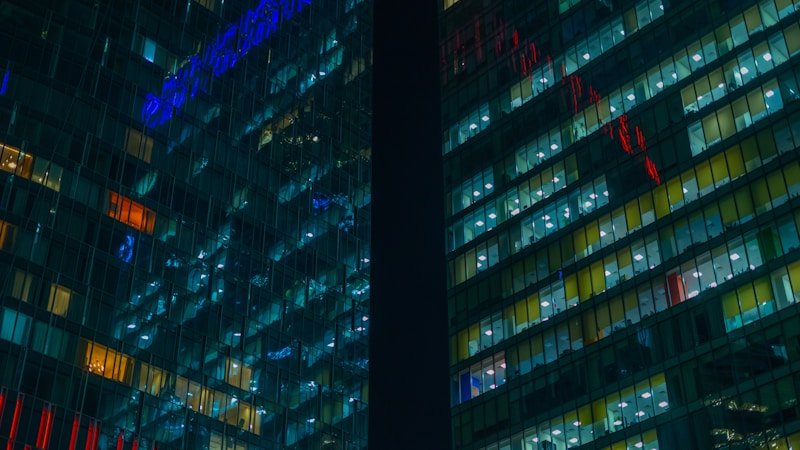 黑料官网示意配图:夜晚亮灯的建筑窗格